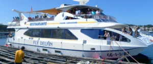 Ruta en catamarán por O Grove y visita a mejillonera